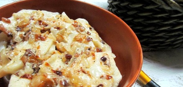 Вареники с подливой из сала и сметаны