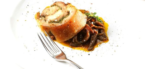 Рулет из свиной брюшины со скоблянкой из кукумарии