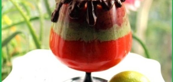 Смузи яркая клубничка