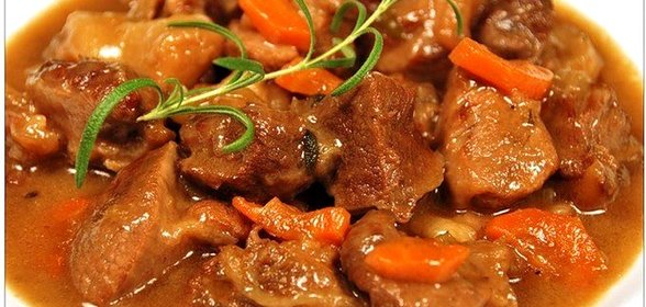 Тушеная говядина с морковью и луком
