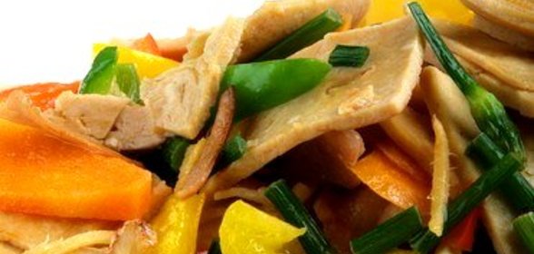 Салат из баклажанов и тофу с имбирно-соевым соусом