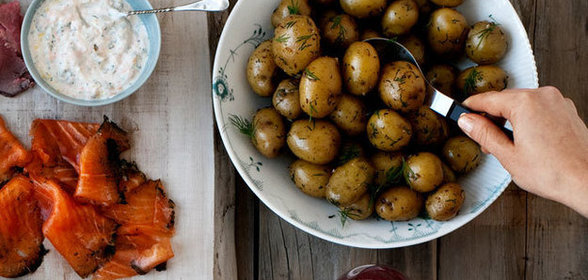 Молодой картофель с укропом