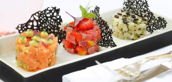 Три вида морского тартара – лосось, гребешки, тунец