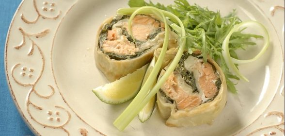 Рулет из лосося и шпината