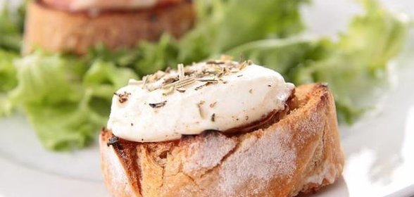 Горячие бутерброды с козьим сыром