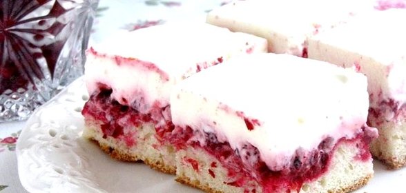 Пирог с брусникой и сметаной