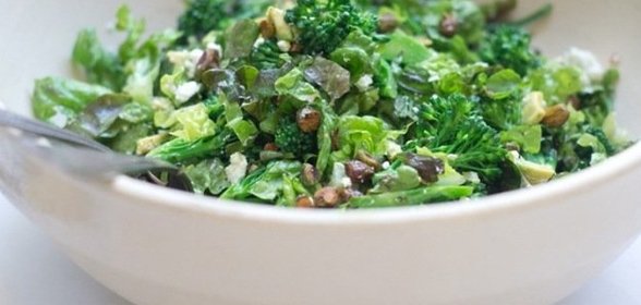 Салат с авокадо и фисташками