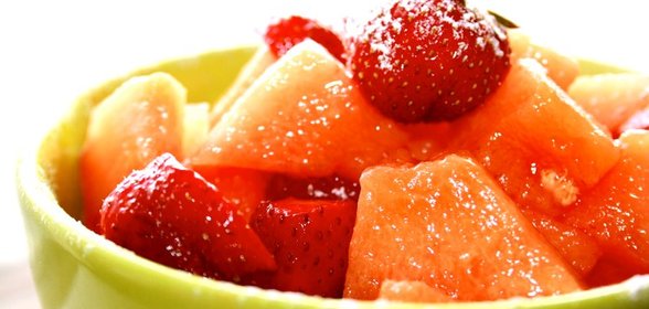 Летний салат с дыней и клубникой