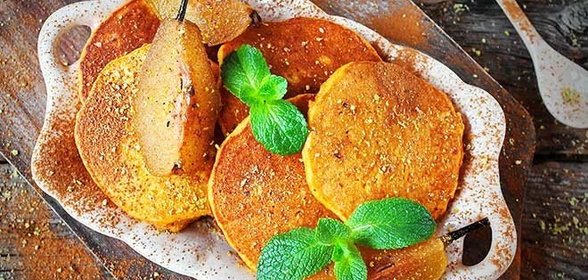 Тыквенные оладьи с пряными грушами в сиропе