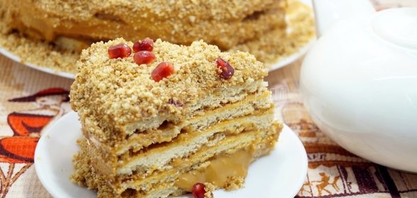 Бри, запеченный с миндалем
