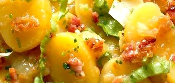 Теплый картофельный салат с хрустящим беконом (Patate e Pancetta) от шефа Джино Дакампо