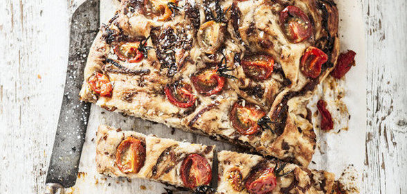 Фокачча с луком и помидорами