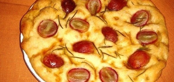 Фокачча с красным виноградом