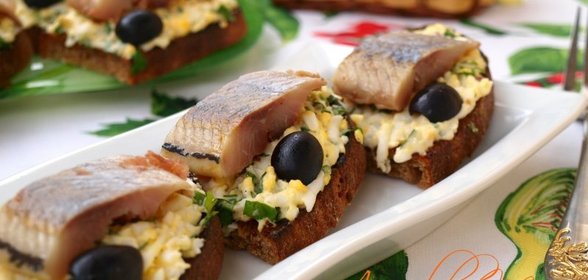 Гренки из ржаного хлеба с сельдью