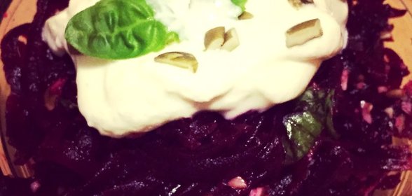 Салат из свеклы с тыквенными семечками и греческим йогуртом