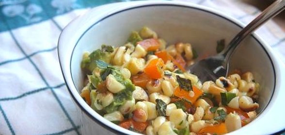Салат из кукурузы, болгарского перца и авокадо