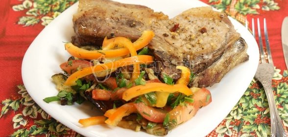 Мясо на косточке с овощным салатом