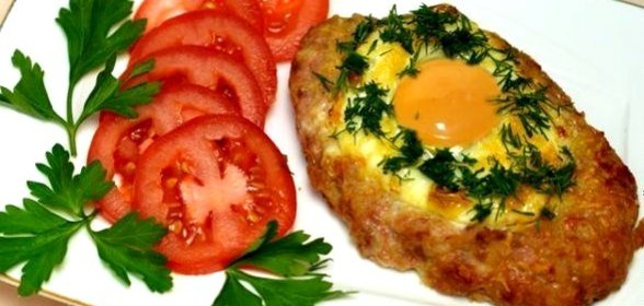 Бифштекс из свиного фарша, запеченный в духовке, с яйцом