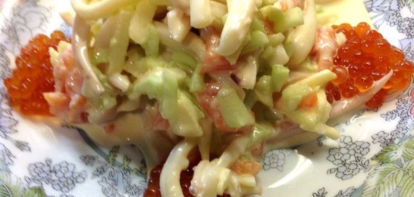 Салат морской с кальмарами и семгой