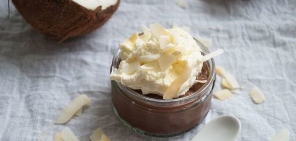 Шоколадный десерт с кокосовыми сливками