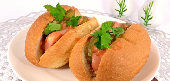 Булочки с сардельками и сыром в микроволновке