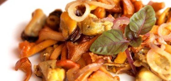 Жареные в духовке шиитаке, портобелло и шампиньоны с чесноком и розмарином