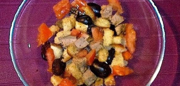 Салат «Груцам» с запеченным мясом, виноградом, помидорами и гренками