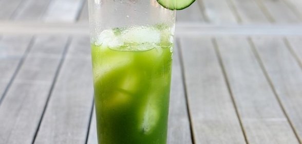 Смузи с огурцом, яблоком и мятой