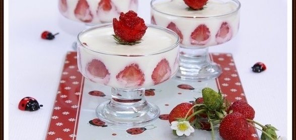 Творожное желе с клубникой