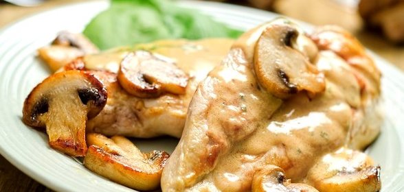 Курица под сырно-грибным соусом