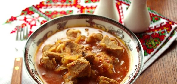 Гуляш из свинины с овощами