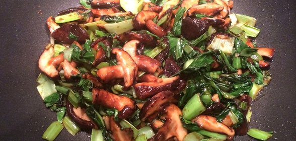 Пак-чой с грибами и кунжутом