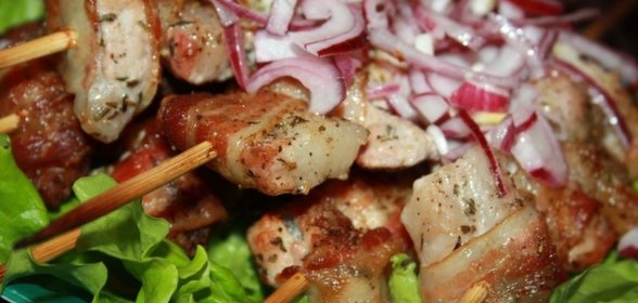 Шашлычки из свиного карбонада в беконе