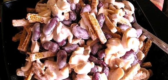 Салат с бобами и сухариками
