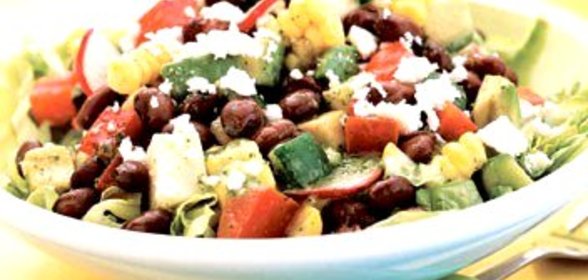 Мексиканский салат с сыром фета и черными бобами