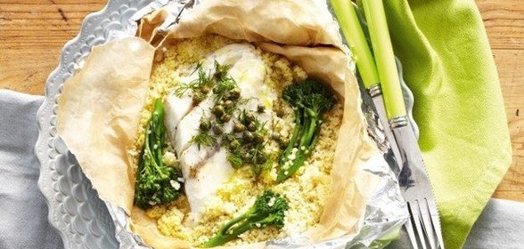 Запеченный морской окунь с травами и кускусом