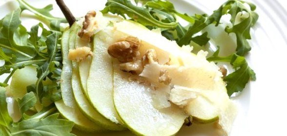Зеленый салат с грушами, пармезаном и винегретом из черного чая