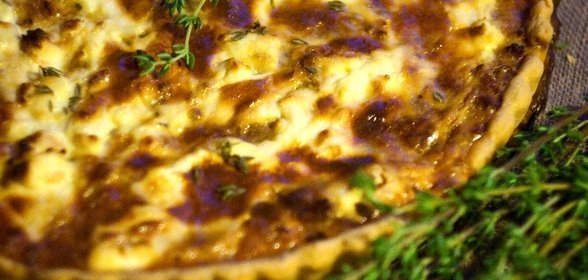 Тарт с луком, тимьяном и козьим сыром