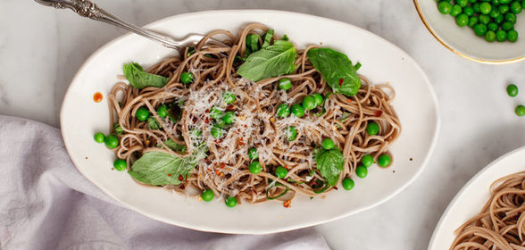 Соба с зеленым горошком, базиликом и пармезаном