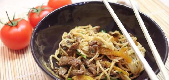 Говядина с лапшой в кисло-сладком соусе