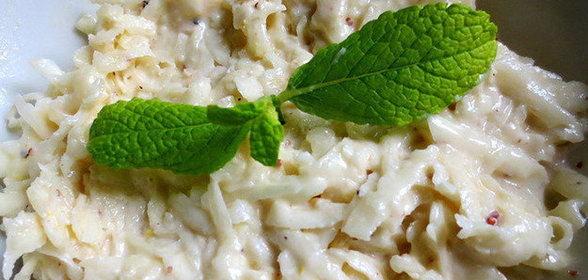 Салат из корня сельдерея с йогуртовой заправкой