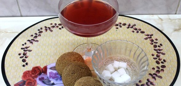 Компот из вишни клубники с яблоками и мятой