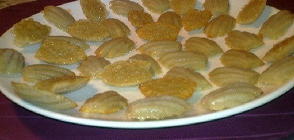 Печенье «Мадлен» с сиропом шиповника