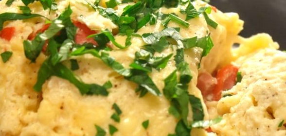 Омлет в чашке в микроволновке