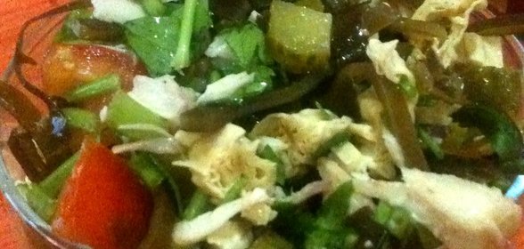 Салат восточной кухни с фучжу, морской капустой и соленым огурцом