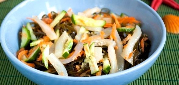 Салат из морской капусты с кальмаром