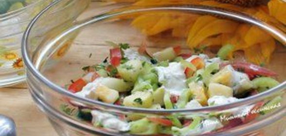 Салат с запеченным кабачком и соусом блю чиз