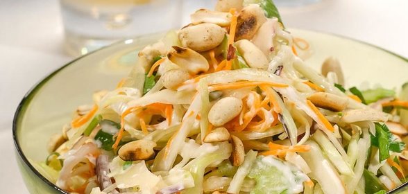 Салат Колслоу с арахисом