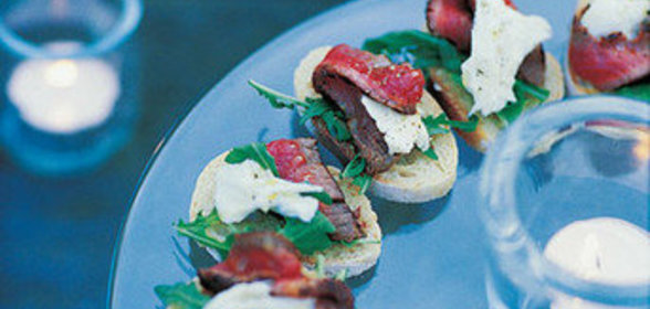 Канапе с моцареллой и ростбифом