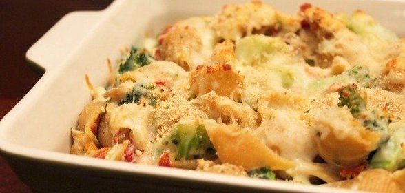 Паста с брокколи под сырной корочкой